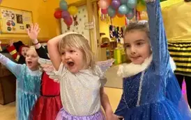 dzieci śpiewają piosenki