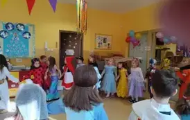 dzieci w przebraniach karnawałowych tańczą