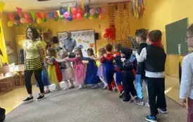 dzieci w przebraniach karnawałowych tańczą