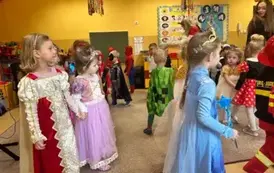 dzieci idą w parach