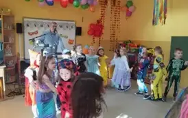 dzieci w przebraniach karnawałowych tańczą