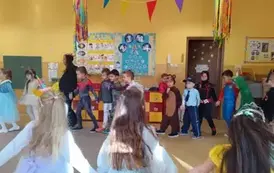 dzieci tańczą w kole