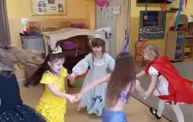 dzieci tańcza w kole