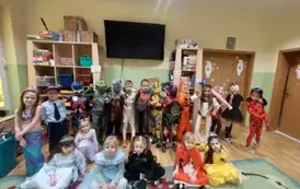 dzieci z grupy 7 pozują do zdjęcia w przebraniach
