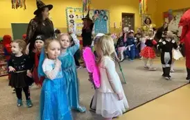 dzieci się bawią