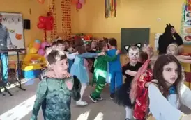 dzieci ustawione w pociągi