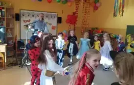 dzieci tańczą na balu