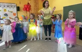 dzieci skaczą