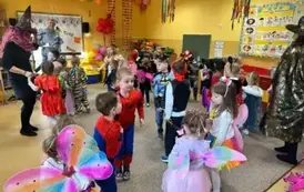 dzieci tańczą na udekorowanej balonami sali