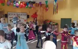 dzieci tańczą na sali balowej