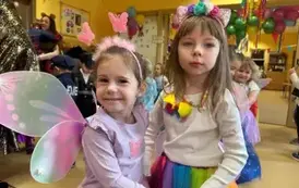 dziewczynki uśmiechają się