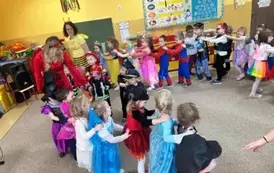 dzieci tańczą na balu