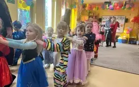 dzieci robią pociąg