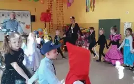 dzieci tańczą