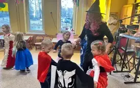 dzieci z panią tańczą w kole