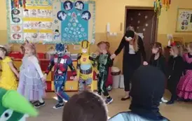 dzieci skaczą