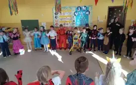 dzieci tańczą w kole