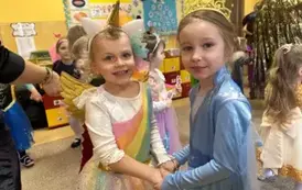 dzieci tańcza w parach