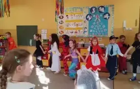 dzieci tańczą w kole