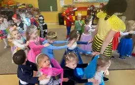 dzieci tańczą