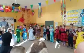 dzieci tańczą w kole