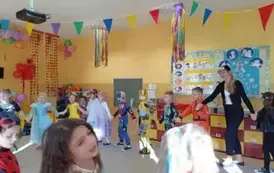 dzieci tańczą w kole
