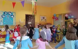 dzieci tańczą w kole