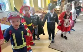 dzieci stoją w kole