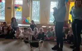 dzieci słuchają o opiece nad kotami