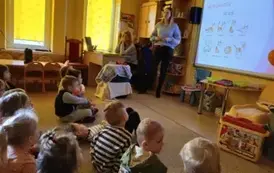 dzieci oglądają prezentację o kotach