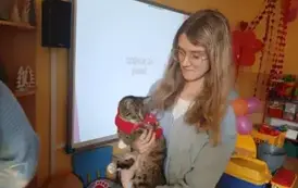 opiekunka z kotem na rękach