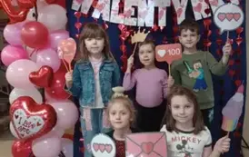 dzieci pozują na ściance walentynkowej