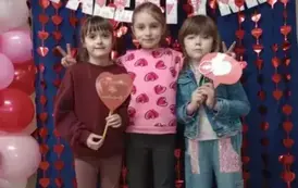 dzieci pozują na ściance walentynkowej