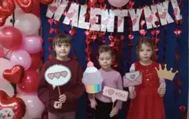dzieci pozują na ściance walentynkowej