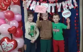 dzieci pozują na ściance walentynkowej