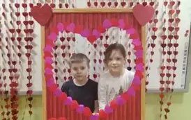 dziewczynki pozują w foto ramce