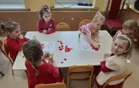 dzieci wyklejają misia bibułą