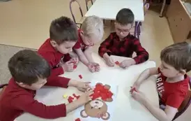 dzieci wyklejają misia bibułą