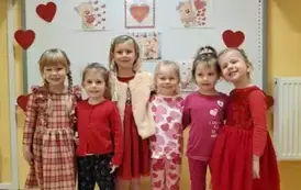 dziewczynki pozuja do zdjęcia