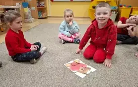 dzieci układają serca
