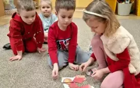 dzieci układają serca