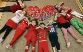 dzieci leżą na dywanie z sercem