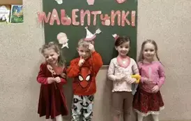 dzieci pozują do zdjęcia w przebraniach