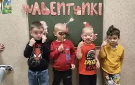 chłopcy pozuja do zdjęcia w przebraniach