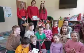 dzieci z grupy 5 z Walentynkami