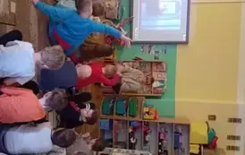 dzieci oglądają film edukacyjny na tablicy multimedialnej