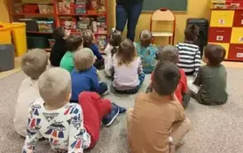 dzieci słuchają o bezpiecznym korzystaniu z internetu