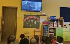 dzieci oglądają film edukacyjny na monitorze