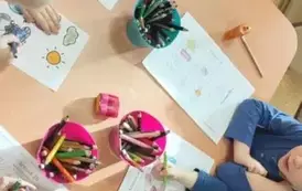 rysunki dzieci i kredki na stole