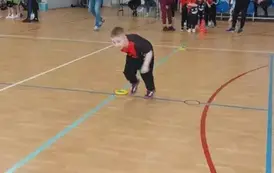 chłopiec biegnie między pachołkami